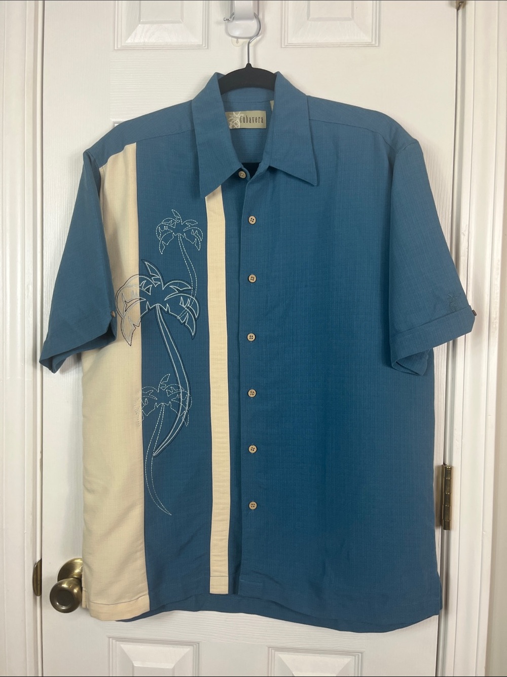 Cubavera blue short sleeved camp shirt size medium. Has tan stripes, palm trees